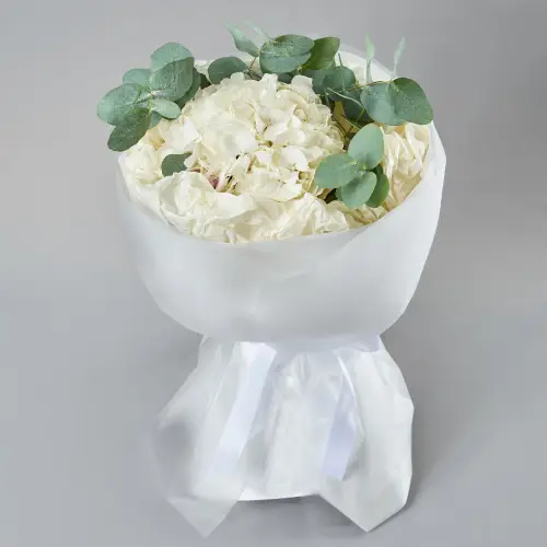 Букет из белой гортензии с эвкалиптом 