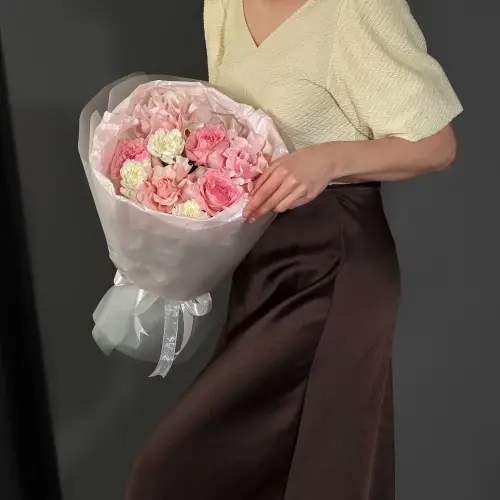 Букет розовых роз с гвоздиками 