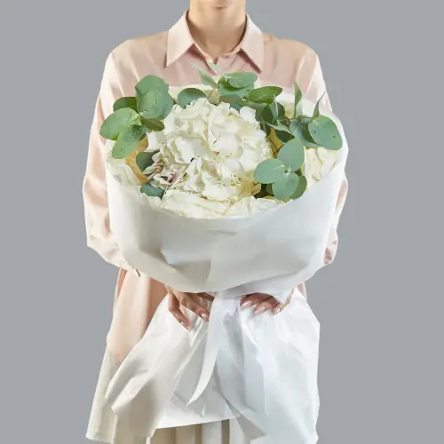 Букет из белой гортензии с эвкалиптом 