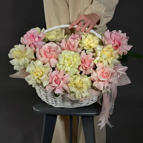 Цветочная корзина из 19 нежных роз